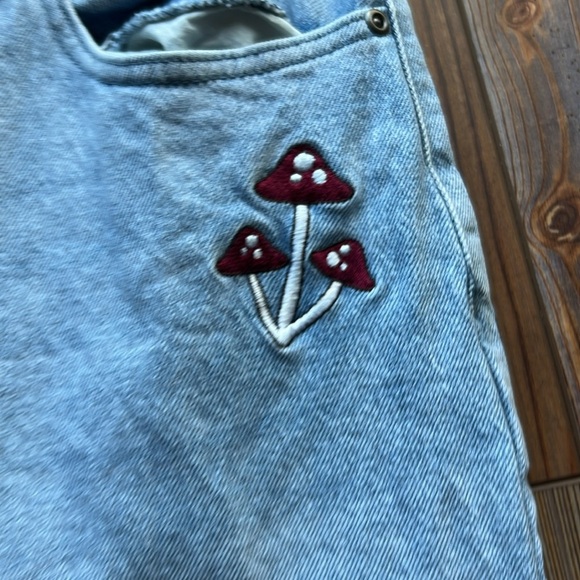 Hot Topic Denim Mom Jeans Size 11 | Frog Mushroom & Snails 🐸 🍄 🐌 - Picture 4 of 10